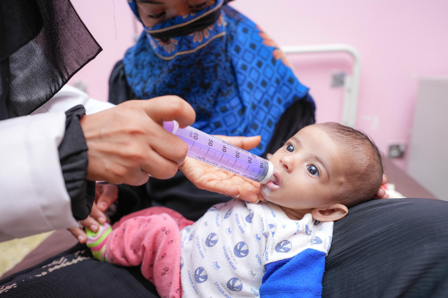 Sanad ist schwer mangelernährt. Er bekam sofort therapeutische Milch, um wieder zu Kräften zu kommen.